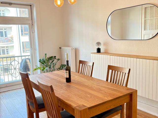 High quality period apartment on Mühlenkamp – southwest facing balcony, stucco ceilings, walking distance to the Alster