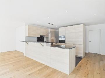 HIGH QUALITY WITH OPEN KITCHEN AND LOTS OF SPACE!
