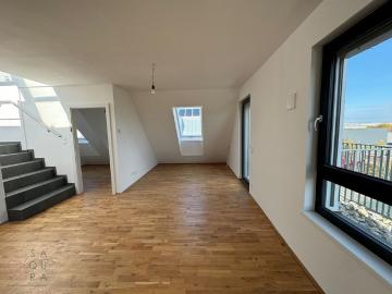 High quality top floor apartment with spacious terrace