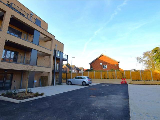 High Road, Chadwell Heath RM6, 3 bed flat to rent, £2,500 pcm | PrimeLocation