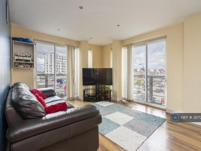 High Road Chadwell Heath, Romford, RM6 2 bed flat to rent £1,750 pcm £404 pw