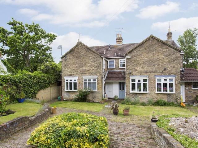 High Road, Chigwell, Essex 2 bed cottage to rent £2,330 pcm £538 pw