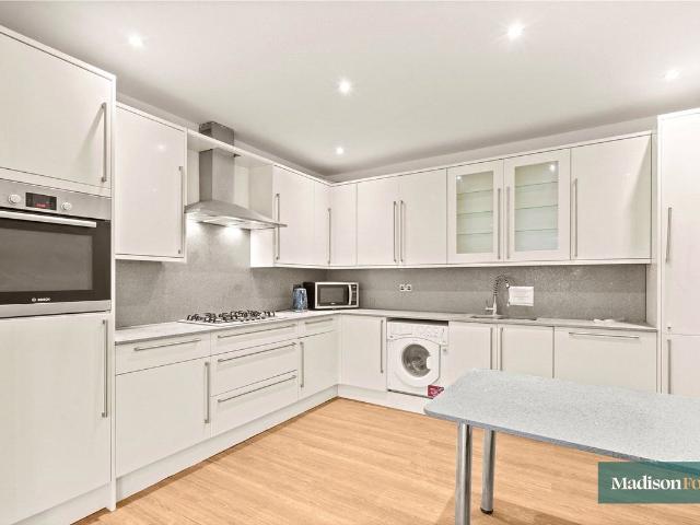 High Road, Chigwell, Essex IG7, 4 bed flat to rent, £2,500 pcm | PrimeLocation