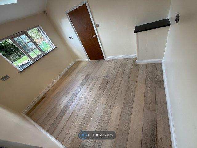 High Road, Chigwell IG7, 2 bed flat to rent, £2,050 pcm | PrimeLocation