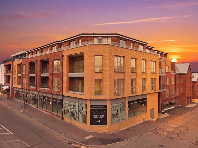 High Road, Chigwell IG7, 2 bed flat to rent, £2,500 pcm | PrimeLocation