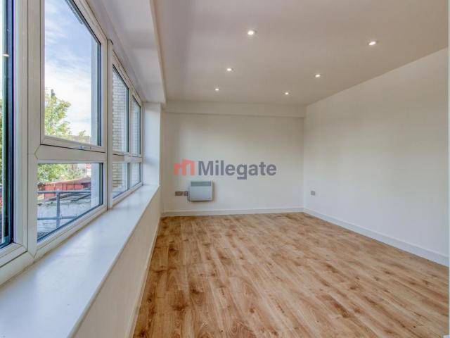 High Road, Basildon SS13 1 bed flat to rent £1,100 pcm £254 pw