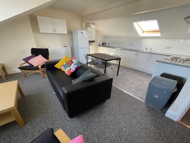 High Road, Beeston, NG9 2LN