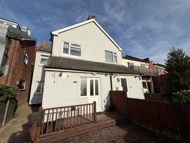 High Road, Benfleet SS7, 1 bed flat to rent, £1,000 pcm | PrimeLocation