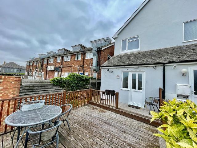 High Road, Benfleet SS7, 1 bed flat to rent, £1,100 pcm | PrimeLocation