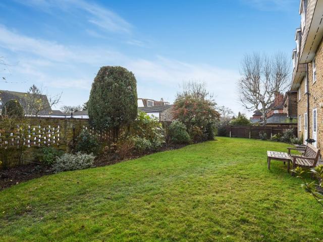 High Road, Buckhurst Hill, IG9 2 bed flat to rent £1,750 pcm £404 pw