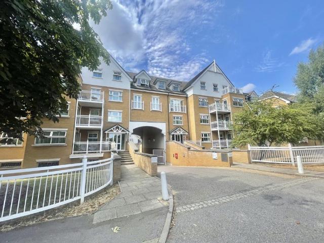High Road, Buckhurst Hill, IG9 2 bed flat to rent £1,795 pcm £414 pw