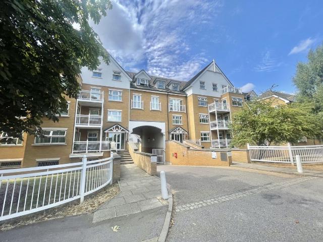 High Road, Buckhurst Hill IG9, 2 bed flat to rent, £1,700 pcm | PrimeLocation