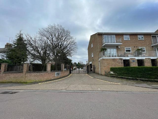 High Road, Bushey Heath. 2 bed apartment to rent £1,900 pcm £438 pw