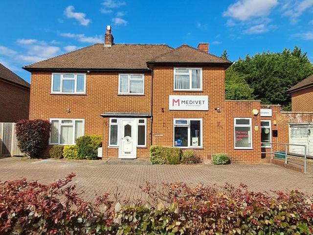 High Road, Bushey WD23 3 bed semi detached house to rent £2,300 pcm £531 pw