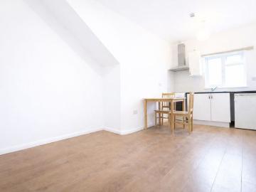 High Road, Finchley N12, Studio to rent, £975 pcm | PrimeLocation