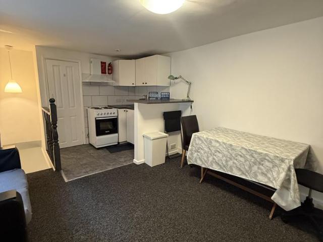 High Road, Ilford IG1 1 bed flat to rent £1,400 pcm £323 pw