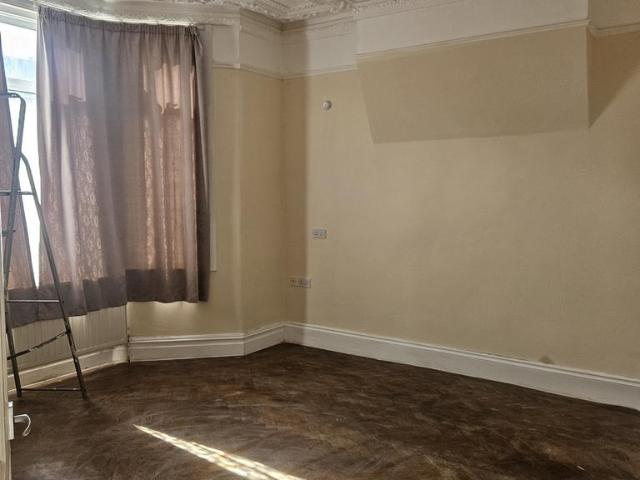 High Road, Ilford IG1 2 bed flat to rent £1,900 pcm £438 pw