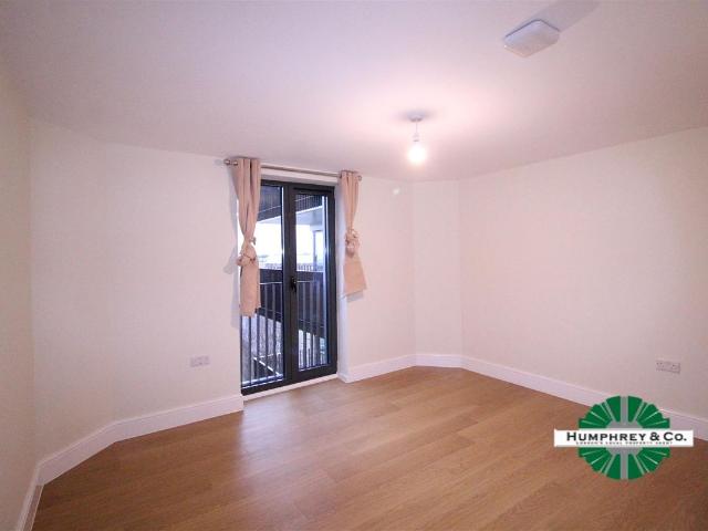 High Road, Ilford IG1, 3 bed flat to rent, £2,300 pcm | PrimeLocation