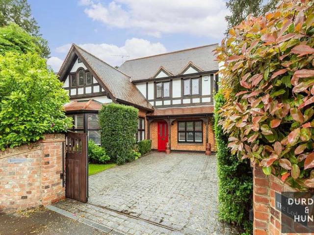 High Road, Loughton, IG10 5 bed detached house to rent £4,500 pcm £1,038 pw