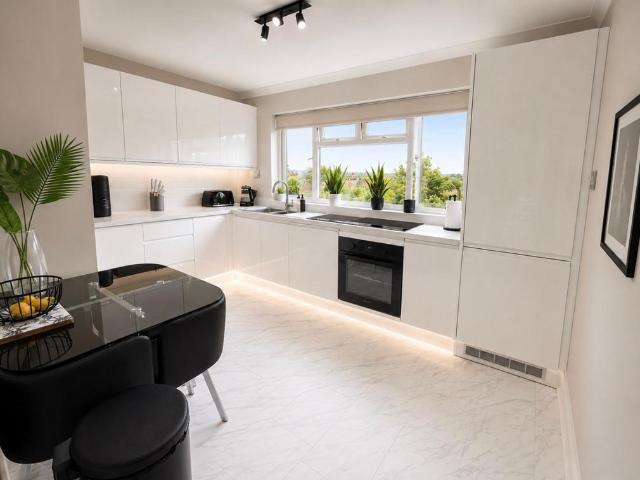 High Road, Loughton, IG10 2 bed flat to rent £2,000 pcm £462 pw