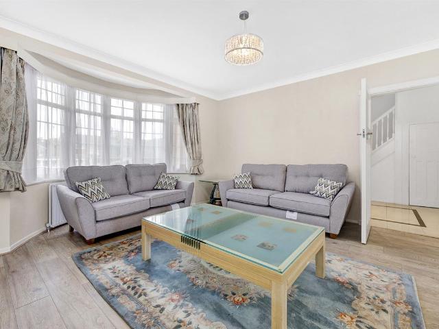 High Road, London N20, 4 bed detached house to rent, £4,500 pcm | PrimeLocation