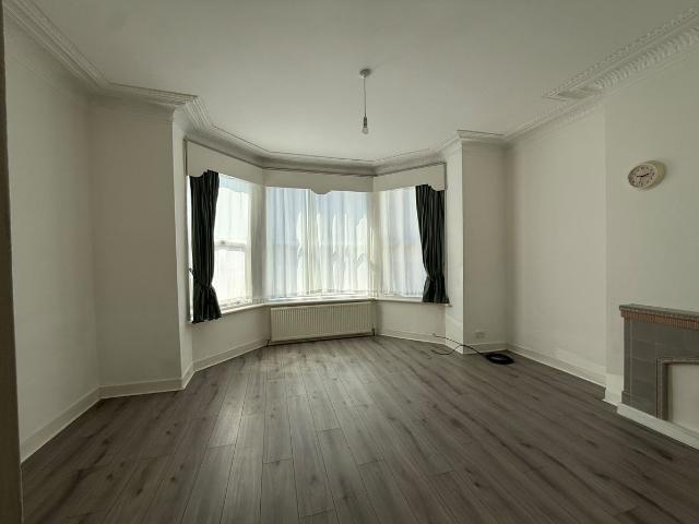 High Road, London N20, 2 bed flat to rent, £1,900 pcm | PrimeLocation
