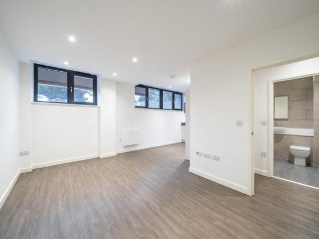High Road, London N20, 2 bed flat to rent, £1,990 pcm | PrimeLocation