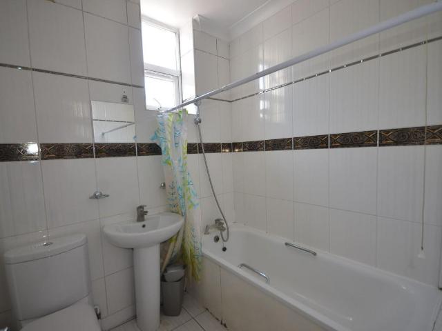 High Road, London NW10, 3 bed flat to rent, £2,700 pcm | PrimeLocation