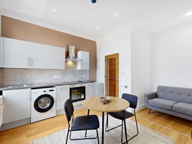 High Road, London NW10 3 bed flat to rent £3,000 pcm £692 pw