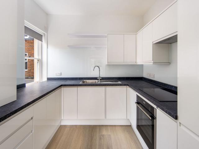 High Road, London E18, 1 bed maisonette to rent, £1,795 pcm | PrimeLocation