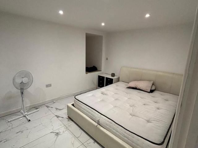 High Road, London, IG3 8RD, United Kingdom | 2 bed apartment for rent #138695572 | Rentberry