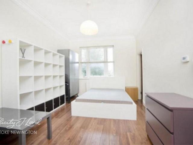 High Road, London Studio to rent £1,350 pcm £312 pw