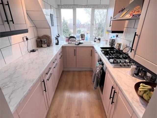 High Road, London 2 bed flat to rent £1,750 pcm £404 pw