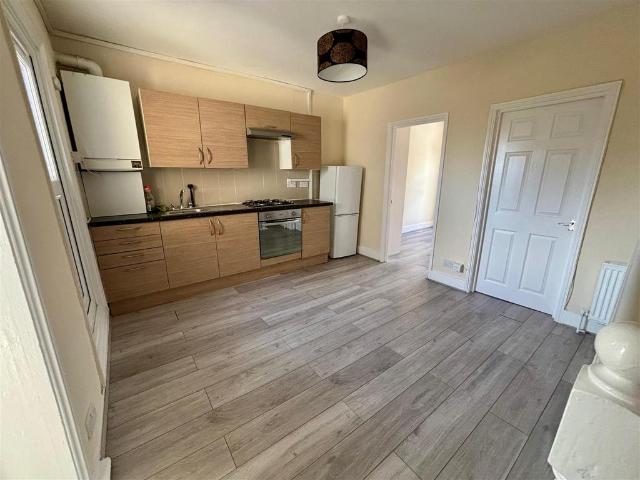 High Road, London 2 bed house to rent £1,550 pcm £358 pw