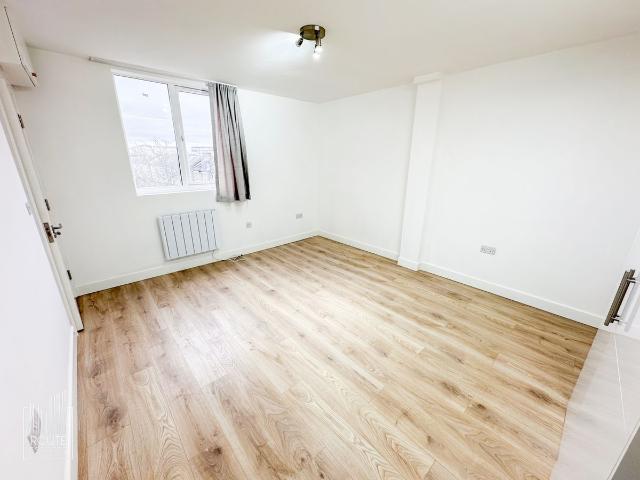 High Road, Leyton E15, Studio to rent, £1,000 pcm | PrimeLocation