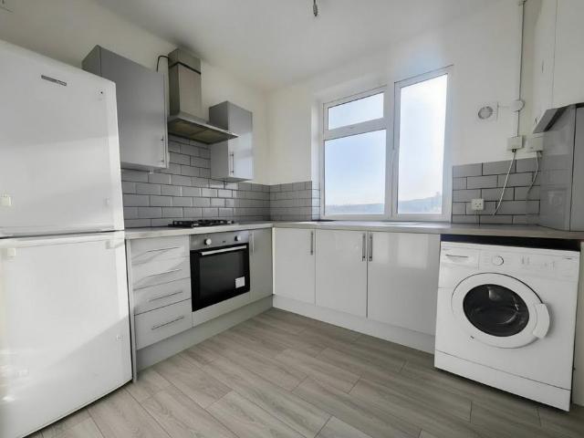 High Road Leyton, Leyton E10 6RF 2 bed flat to rent £1,550 pcm £358 pw
