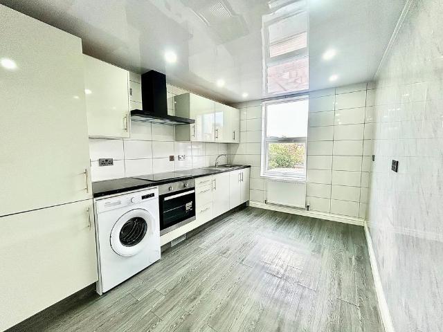 High Road Leyton, London, E10 5 bed flat to rent £3,000 pcm £692 pw