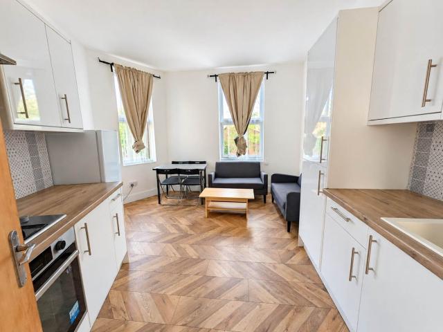 High Road, Leytonstone E11, 4 bed flat to rent, £3,000 pcm | PrimeLocation