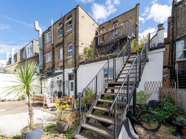 High Road Leytonstone, London E11 1 bed flat to rent £1,700 pcm £392 pw