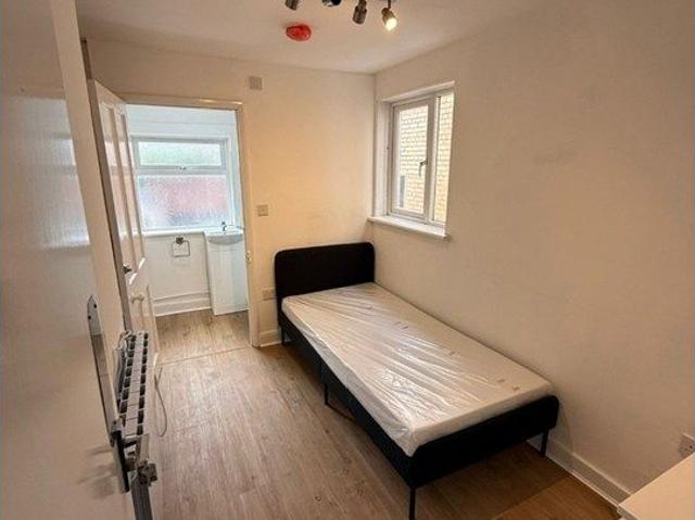 High Road Leytonstone, London E11, Studio to rent, £999 pcm | PrimeLocation