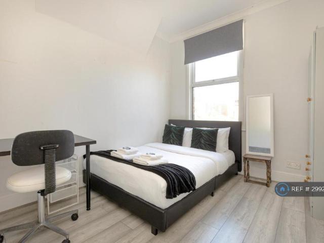 High Road Leytonstone, Waltham. 2 bed flat to rent £2,150 pcm £496 pw