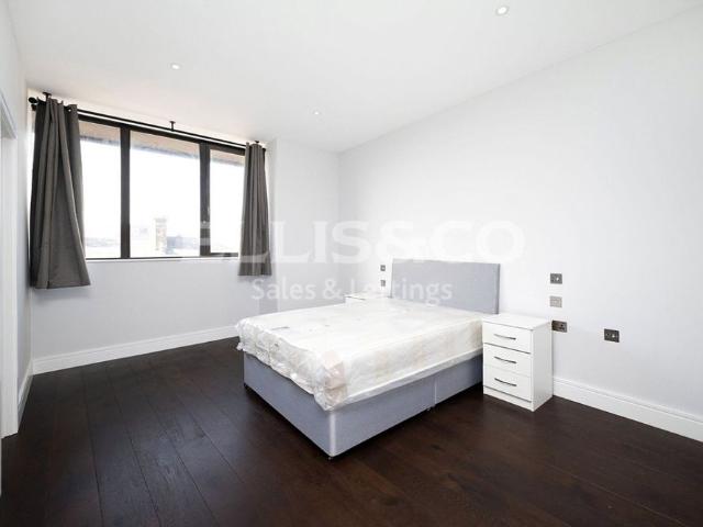 High Road, N20, Whetstone