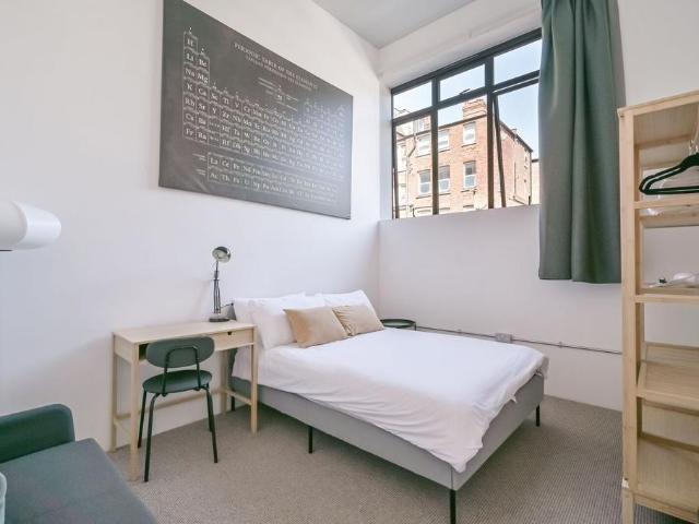 High Road, North Finchley, London, N12 4 bed flat to rent £3,100 pcm £715 pw