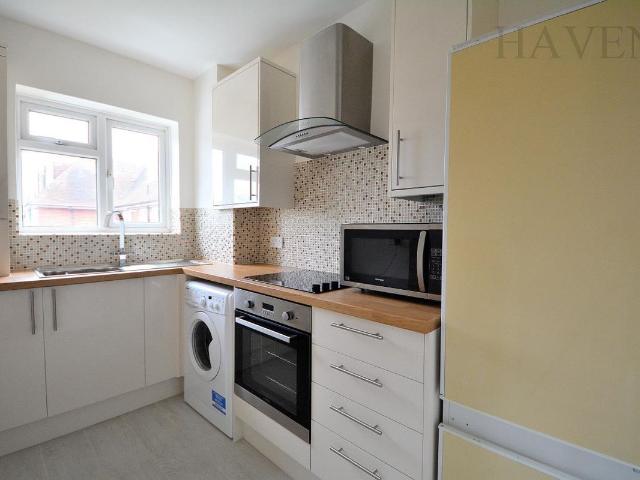 High Road, North Finchley N12, 2 bed flat to rent, £1,850 pcm | PrimeLocation