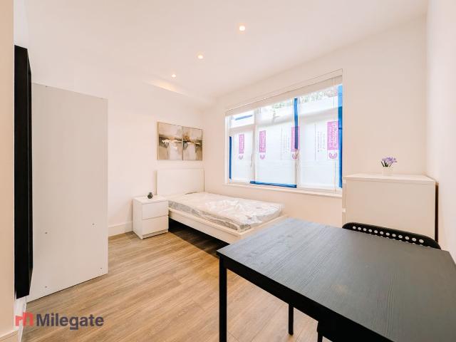 High Road, South Benfleet SS7, Studio to rent, £850 pcm | PrimeLocation