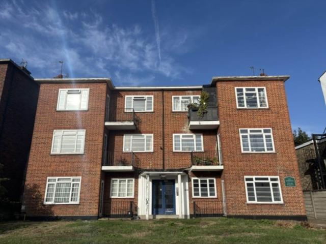 High Road, South Woodford E18, 2 bed flat to rent, £1,800 pcm | PrimeLocation
