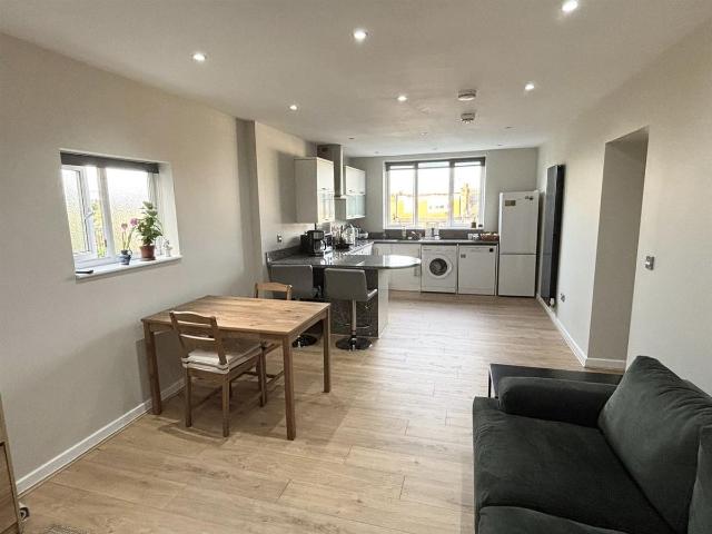High Road, South Woodford IG8, 2 bed flat to rent, £1,650 pcm | PrimeLocation