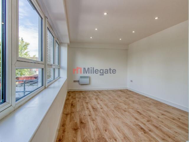 High Road, Pitsea SS13, 1 bed flat to rent, £1,175 pcm | PrimeLocation