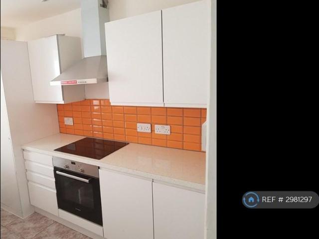 High Road, Romford, RM6 3 bed flat to rent £2,300 pcm £531 pw