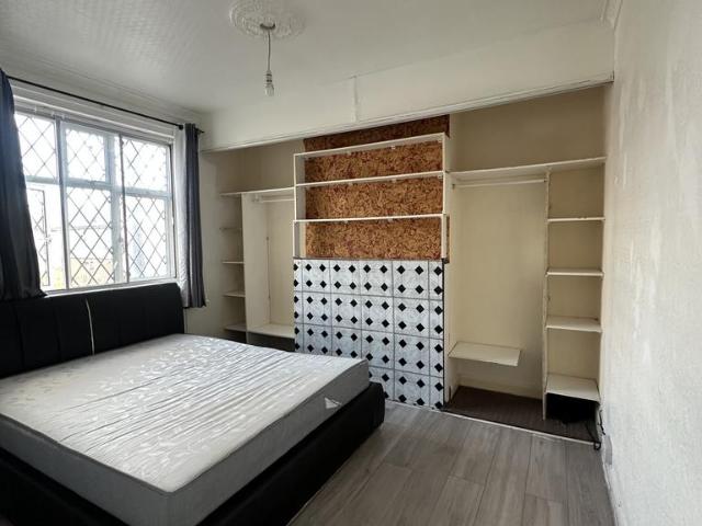 High Road, Romford RM6 2 bed flat to rent £1,650 pcm £381 pw